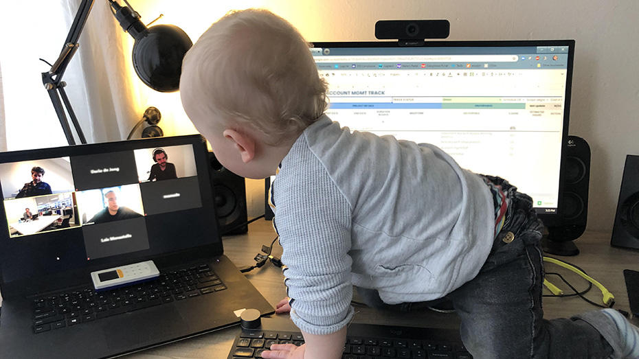 un jeune enfant en visioconférence